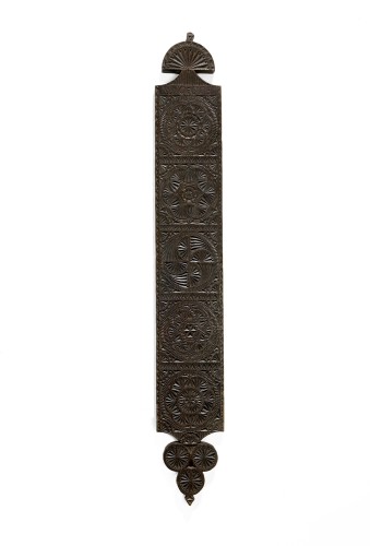 Mangelplank, versierd met kerfsneewerk en opschrift P 18 - 01 W